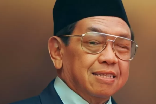 KH Abdurrahman Wahid, yang lebih dikenal sebagai Gus Dur, pernah mendapatkan pertanyaan yang cukup menggelitik dari seseorang. Pertanyaan ini berkisar tentang kiai-kiai yang masih terlibat dalam perbuatan maksiat dan memiliki kecenderungan menyukai materi, terutama uang.