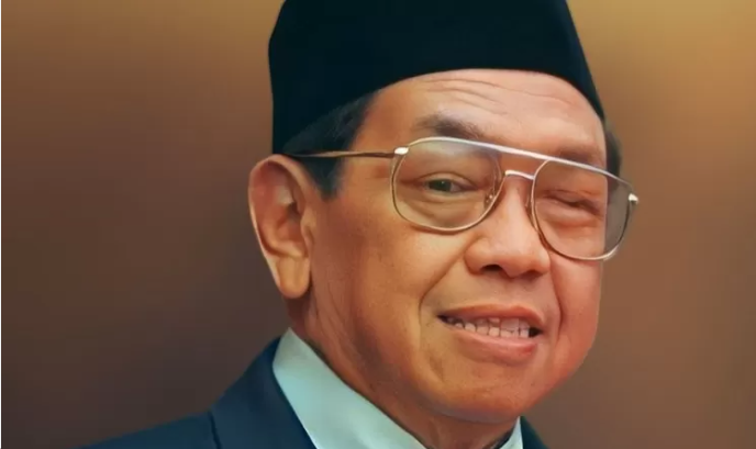 KH Abdurrahman Wahid, yang lebih dikenal sebagai Gus Dur, pernah mendapatkan pertanyaan yang cukup menggelitik dari seseorang. Pertanyaan ini berkisar tentang kiai-kiai yang masih terlibat dalam perbuatan maksiat dan memiliki kecenderungan menyukai materi, terutama uang.